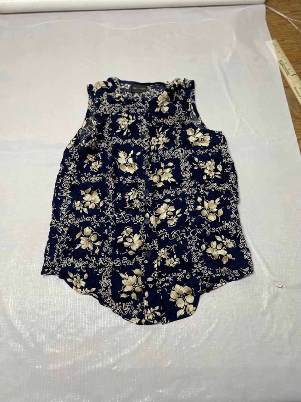 Tracy Evans Navy and Cream Floral Sleeveless Button-Front Top